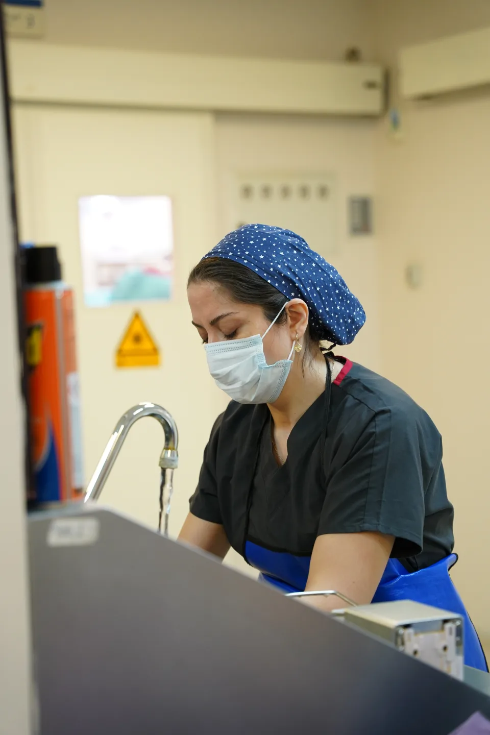 Op. Dr. Rabia Başer Açıkgöz ameliyathane hazırlığında